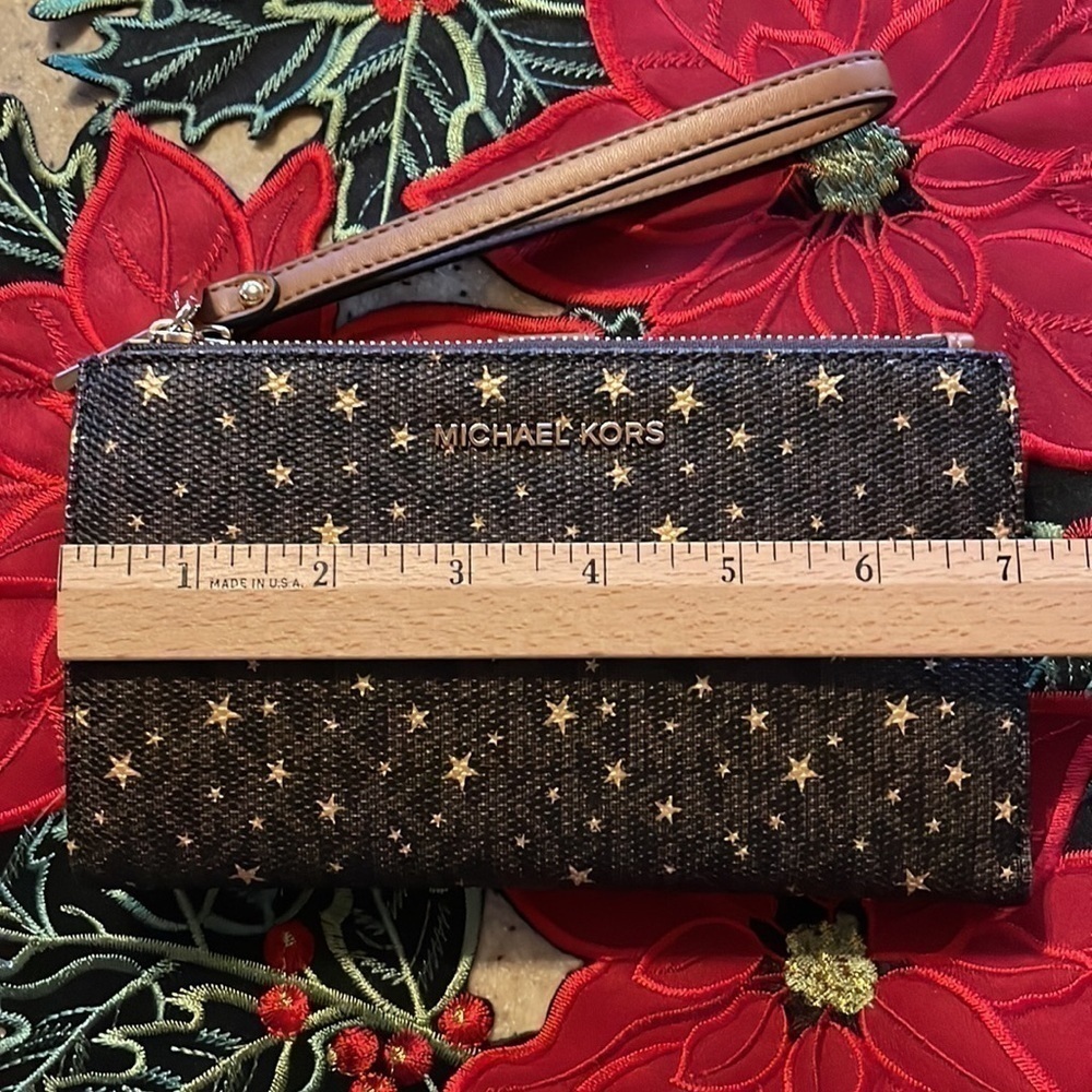 Brand New Michael Kors Phone Case Wristlet Zip Pockets Wallet Brown Gold Stars - Picture 5 of 15